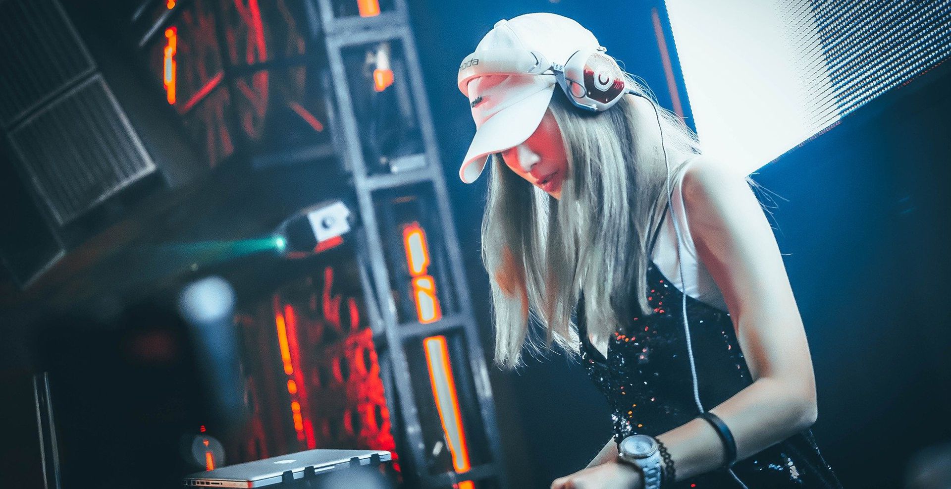 FINITE WORLD INFINITE SPACE